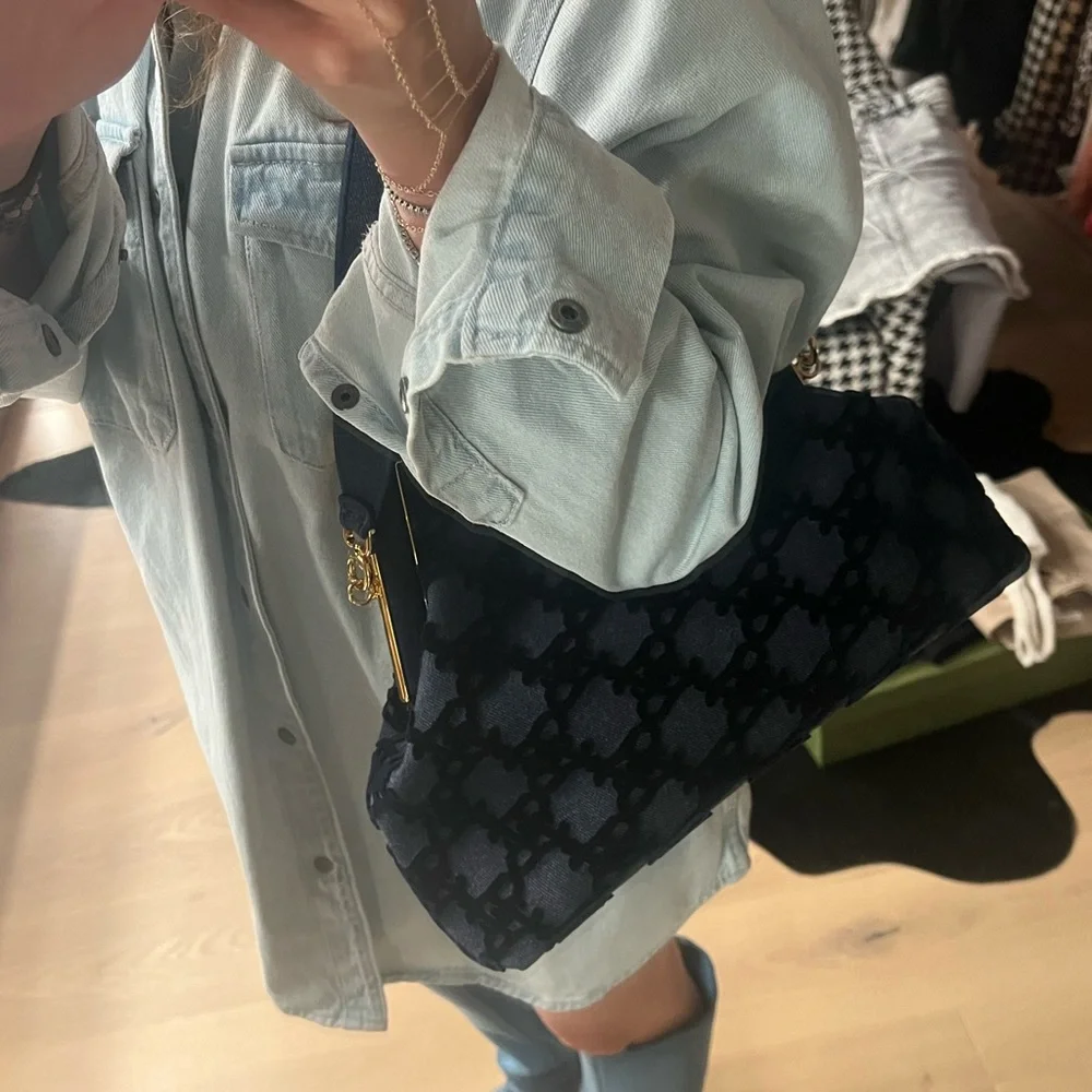 Fendi First Medium
Blue denim bag - Picture 7 of 15